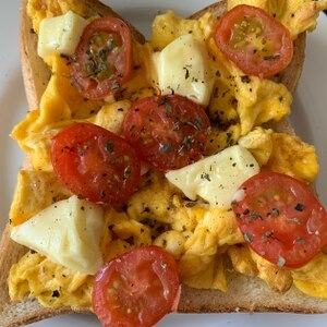 トマトとチーズのエッグトースト